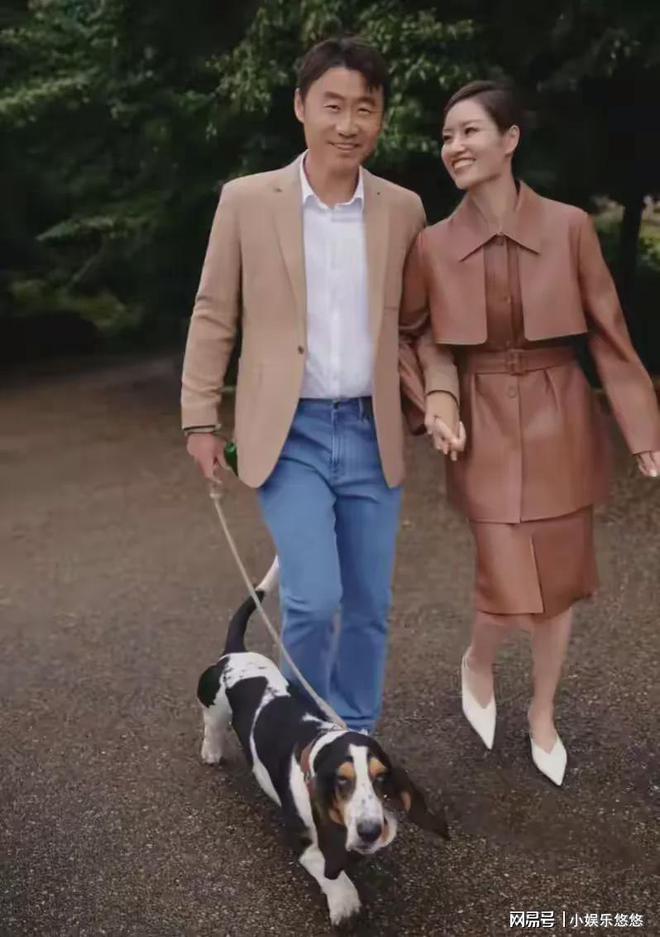 遇微卷短发气质迷人退役后越来越美球王会惊艳！李娜上海大师赛被偶(图1)